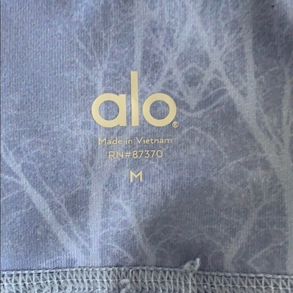 Alo Yoga Airbrush Tree Lace Sky Leggings - M - Picture 5 of 8